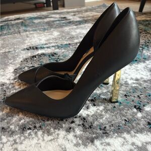 Aldo Elegant Black paisley pump with Gold heel